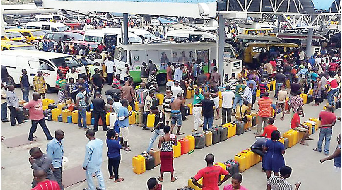 FG to shut errant filling stations as petrol hits N1,000/litre