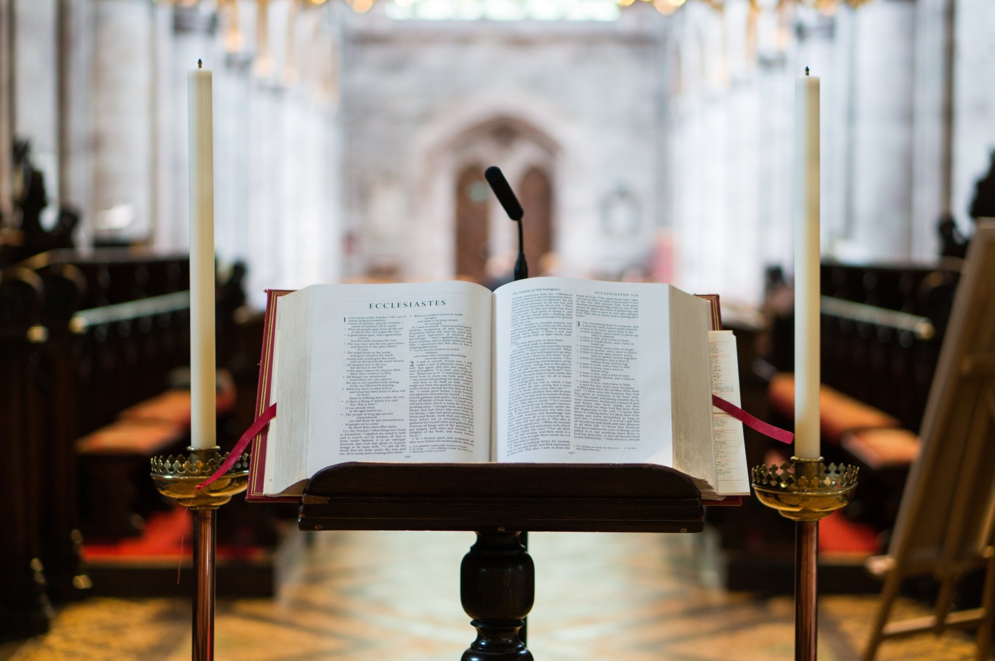 Pastor collapses and dies while preaching