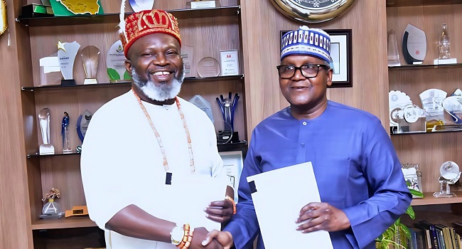 NNPCL Seals 10-Year Gas Supply Deal With Dangote Refinery